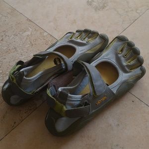 Vibram Five Finger shoes size W40